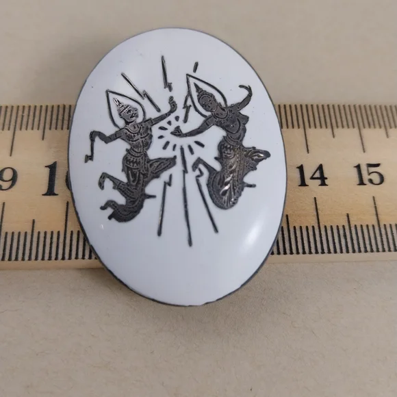 White and Sterling Silver Brooch - Picture 3 of 9